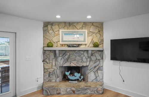 Southern Mermaid Cottage- Pet Friendly Fenced - Photo 10