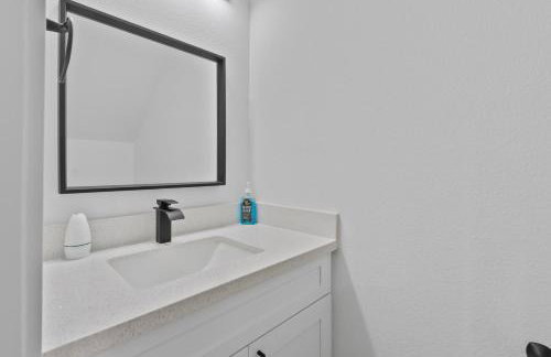 Chic Grey Escape Close to Downtown Fun - Foto 16