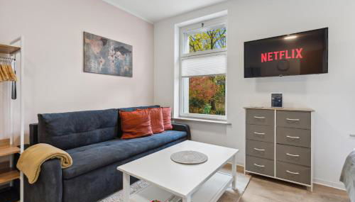 Vorstadtoase für 3 - Queensize-Bett, Schlafcouch, Parkplatz & Netflix - Nähe BER - Foto 3