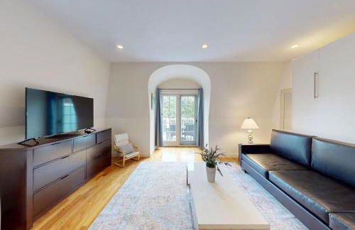 3-Bed 2-Bath Brookline Village Townhome w Deck - Foto 13