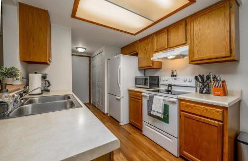 Quiet 2-Bedroom Condo with Garage and Fast Wi-Fi - Foto 8