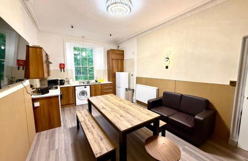 The Handy Hub Luxury Victorian Apartment - Fast WiFi & Central Edinburgh - Photo 30