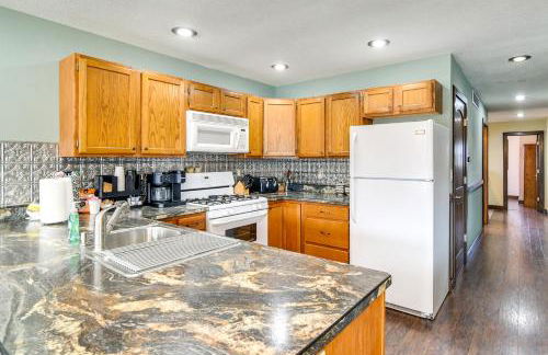 Riverfront Cabin Near Dtwn Pella with Game Room! - Foto 10