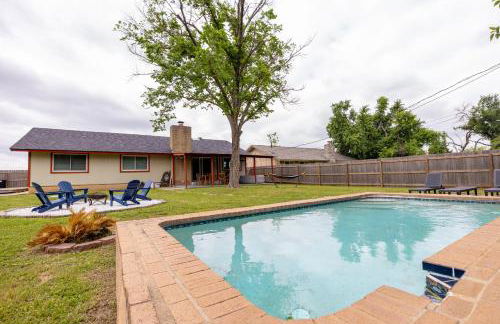 Luxury 4BR Oasis with Pool, Hot Tub & Game Room! - Foto 31