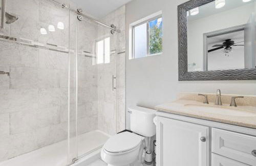 Spacious 4BR w Fenced Yard - Foto 15