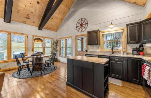 Family fun, romantic Hot Tub, Firepit, King Bed 15 min from Blue Ridge & Ellijay - Foto 21