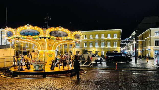 Tour navideño por Helsinki - Foto 2, Carrusel iluminado del mercado navideño