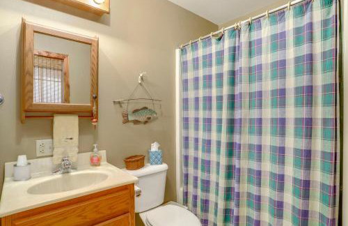 Deck and Fire Pit Waterfront Cabin in Greers Ferry! - Foto 10