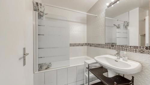 4 min walk to Metro, 60m², renovated, La Défense - Foto 4, Shower