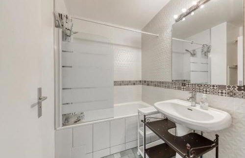 4 min walk to Metro, 60m², renovated, La Défense - Photo 4