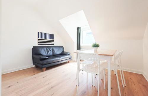 Tolstov Apartments - 3 Room Attic Apartment - Kitchen - 5 min to Messe DUS - Foto 3