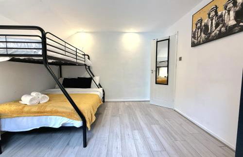 Serene 3-Bedroom Family Rochdale Home with Garden - Foto 4