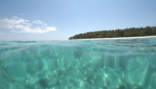 O atol é conhecido por suas águas turquesas