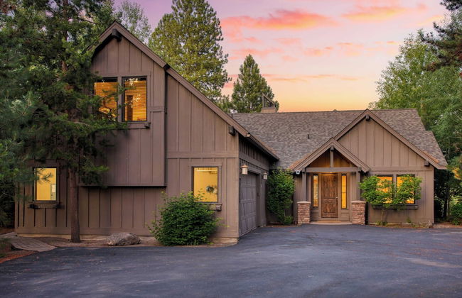 Klamath by Avantstay Gorgeous Mountain Home w/ Fire Pit, Spa & Lake Views - Photo 33