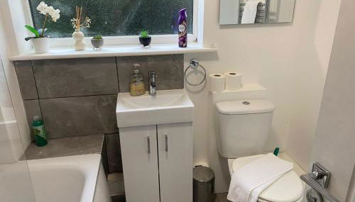 Spacious and Bright 2 Bedroom Ground Floor Apartment 5 min walk from town centre with Free Parking Business and Leisure by Jesswood Properties - Foto 5