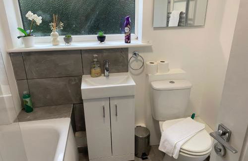 Spacious and Bright 2 Bedroom Ground Floor Apartment 5 min walk from town centre with Free Parking Business and Leisure by Jesswood Properties - Foto 5