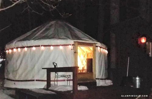 Modern Waterfront Yurt for a Romantic Getaway with a Hot Tub in the Monadnock Region, New Hampshire - Foto 1