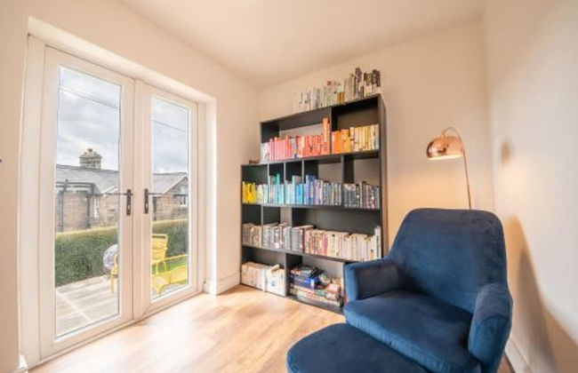 Host Stay Corner Cottage - Photo 3