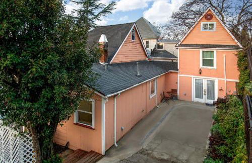 The Golden Parlor- Historic Victorian, Hot Tub - Foto 59