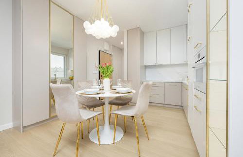 Stylish Apartment with Balcony 7th Floor by Noclegi Renters - Foto 14