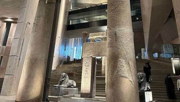 Colonnes et sphinx de l'escalier principal du musée