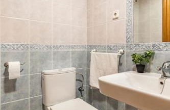 Amplio piso con 4 habitaciones para disfrutar de Málaga con parking gratuito - Photo 12