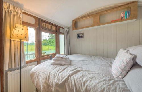 Railway Carriage accommodation with tennis court! - Foto 12