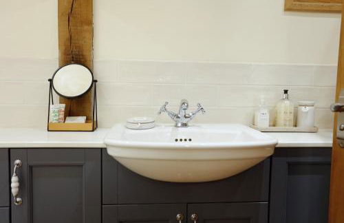 Rushmoor Retreat, Cosy with Outdoor Pizza Oven - Photo 7