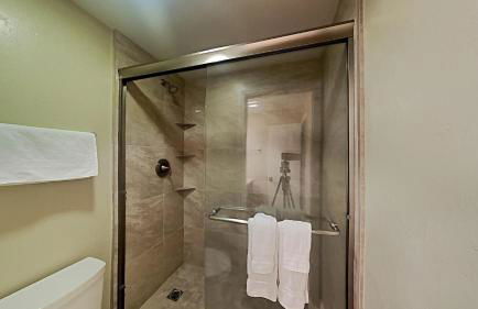 Spacious 3 Bed 3 Bath Condo with Pool - Foto 17