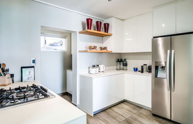 Camps Bay Holiday Apartment in Secure Complex With Private Pool and Parking Houghton Views - Foto 43