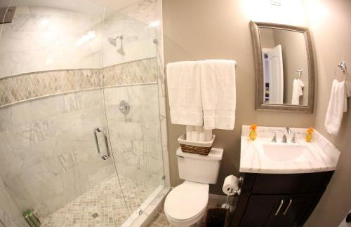 Stunning 8 bedroom 6 bathroom Pool Home - Photo 33