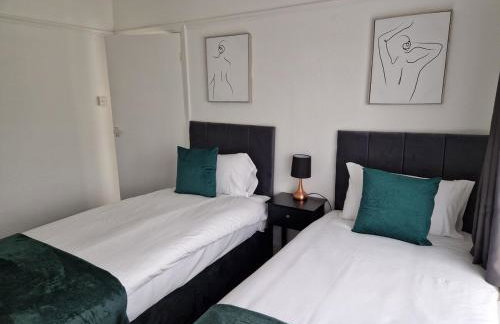 Stylish 4BR House, Sleeps 7, High-Speed Wi-Fi, Long Stay Friendly - Foto 49