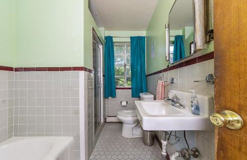 Charming Waterfront Cabin Cabin - Photo 24