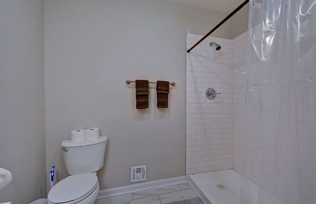 Spacious 6BR/3BA House w/ Parking! Sleeps 20! - Foto 66