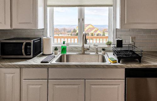 5BR Accessible Valley & Lake View Home Near Cornell - Sleeps 10 - Foto 14