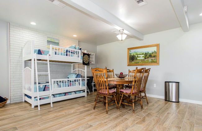 Waterfront 5 BR w/ Hot Tub Sleeps 13! - Foto 6