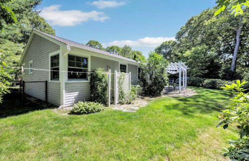 1 Story Family Home Half Mile to Beach with Patio , Grill, Office with Twin Beds, Peaceful Wooded Setting, Spacious Driveway, Garden Views, Walk to Shore, Perfect Cape Cod Getaway for Families - Foto 16