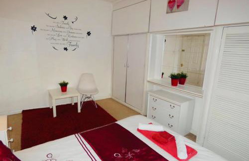 SPACIOUS 3 BED HOUSE WITH PARKING & GOOD TRANSPORT - Photo 5