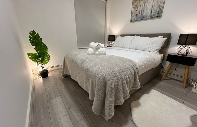 Elegant 3 Bedroom Flat with Garden Oasis - Photo 3