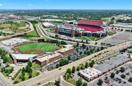 3BR 2BA Derby Home Walk to Churchill Free Parking - Foto 69