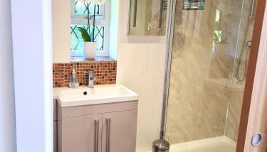 Topsy-Turvy, Gardeners Cottage, Clungunford, Ludlow, Shropshire SY70PN - Foto 5, Shower