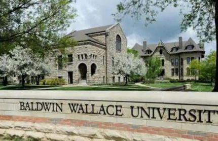 NEW Renovated Near CLE - King Bed, Metropark & Firepit - Foto 12