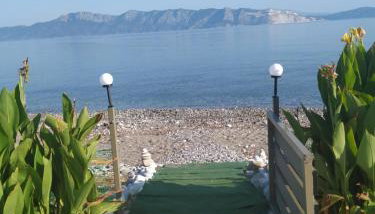 Luxury Beachfront Villa Poseidon Artemisiou Παραθαλάσσια Βίλα στην βόρεια Εύβοια για φιλοξενία 9 ατόμων - Foto 4, Garden