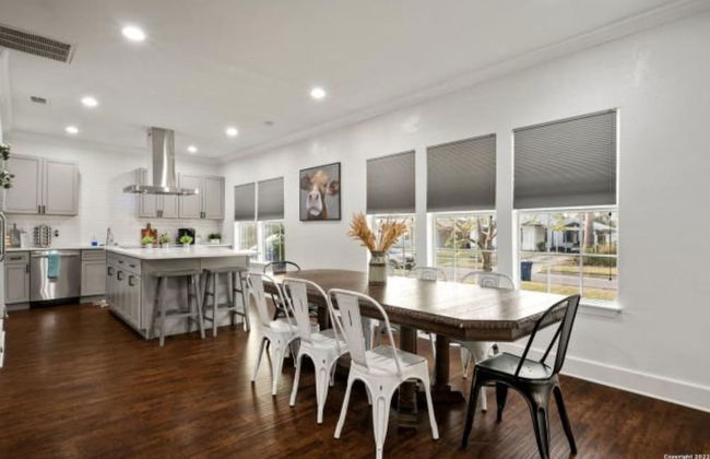 Experience Serenity in a 4br/3ba Downtown Home - Foto 15