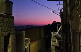 Modern Hillside Retreat with Panoramic Views - Foto 31