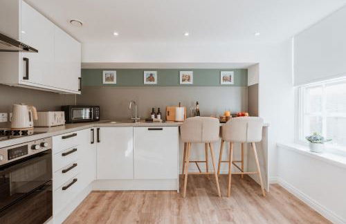 2 Bed Apartment Overlooking the Square Step Out to Shops & Dining - Foto 3