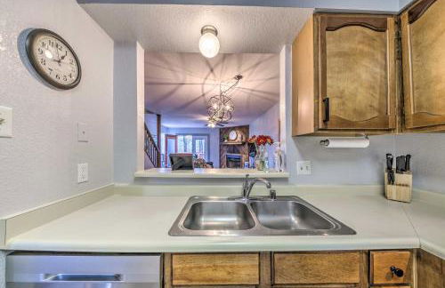 Hike, Golf and Explore Ruidoso Retreat with Deck! - Foto 7