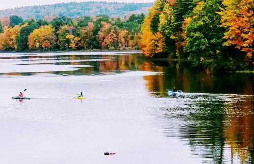 Modern Waterfront Yurt for a Romantic Getaway with a Hot Tub in the Monadnock Region, New Hampshire - Foto 17