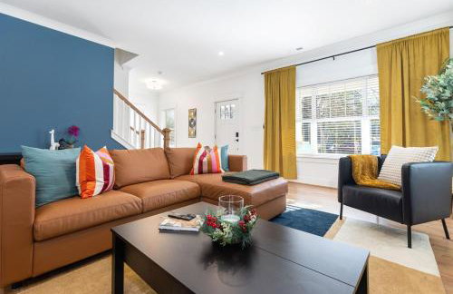 Bancroft Bungalow - Hot Tub, Fire Pit - Near Uptown - Foto 27