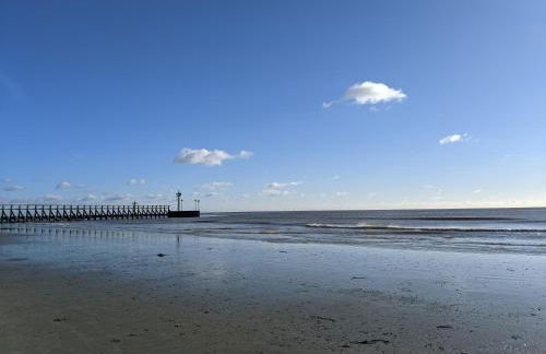 Home away from home by the sea - Foto 35